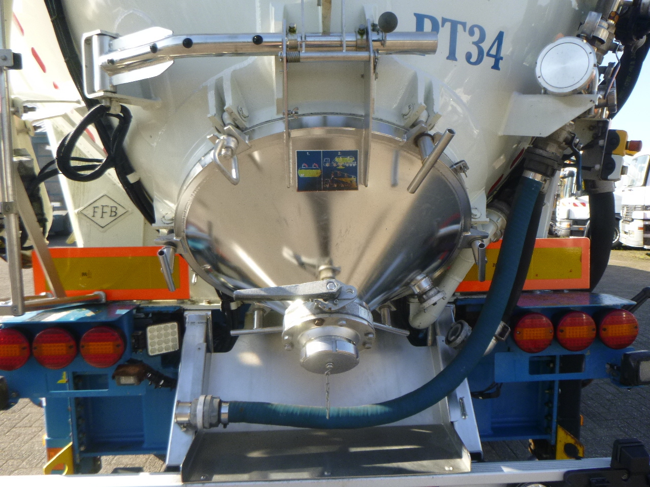 Semirremolque cisterna para transporte de harina Feldbinder Powder tank alu 60 m3 / Compressor diesel engine.: foto 11
