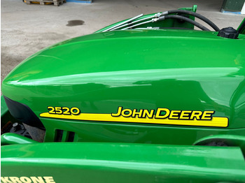 John Deere 2520 - Tractor municipal: foto 4