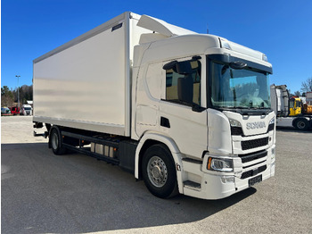 Camión caja cerrada SCANIA P 320