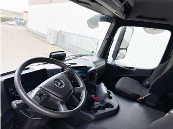 Foto del interior 1: Camión chasis Mercedes-Benz Arocs 1840 L 4x2 Arocs 1840 L 4x2, MultimediaCockpit, Navi