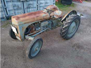 Tractor MASSEY FERGUSON