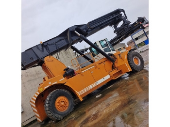 Reach stacker
