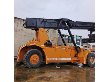 Reach stacker