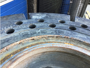 Neumáticos y llantas LIEBHERR