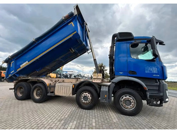 Camión volquete Mercedes-Benz Arocs 4142 | Wywrotka Schmitz | 8x4 | Euro 6 | Klima | Retarder | 242 598 km: foto 3