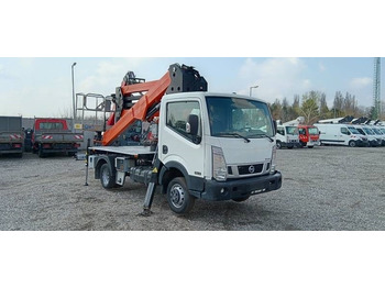 Camión con plataforma elevadora NISSAN