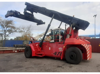 Reach stacker
