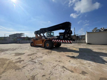 Reach stacker