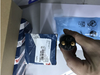 Inyector para Retroexcavadora nuevo Bosch: foto 3