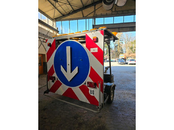 Remolque Nissen FAT LED Absperrtafel VZ616 Verkehrssicherungsanhänger Arbis Verkehrsleittafel Verkehrsleitanhänger Horizont GPS: foto 2 Remolque Nissen FAT LED Absperrtafel VZ616 Verkehrssicherungsanhänger Arbis Verkehrsleittafel Verkehrsleitanhänger Horizont GPS: foto 2