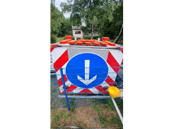 Leasing de  Trebbiner Absperrtafel VZ616 LED Funkwarnmeldeanlage Absperrtafel Sperrwand Verkehrsleittafel Verkehrsleitanhänger Verkehrssicherungsanhänger Leitanhänger Leittafel Verkehrssicherung Nissen Horizont Trebbiner Absperrtafel VZ616 LED Funkwarnmeldeanlage Absperrtafel Sperrwand Verkehrsleittafel Verkehrsleitanhänger Verkehrssicherungsanhänger Leitanhänger Leittafel Verkehrssicherung Nissen Horizont: foto 4
