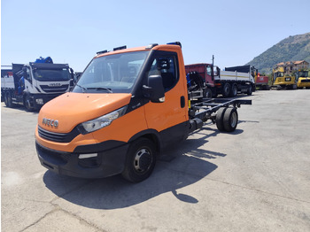 Camión grúa IVECO Daily