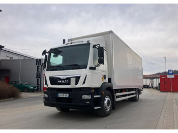 Camión caja cerrada MAN