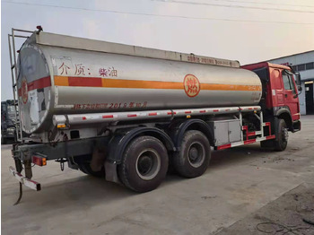 Camión cisterna HOWO 20  cubic  meters [ Copy ]: foto 4