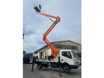 Camión con plataforma elevadora