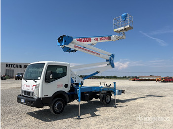 Camión con plataforma elevadora NISSAN