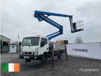 Camión con plataforma elevadora NISSAN