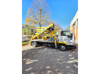 Camión con plataforma elevadora