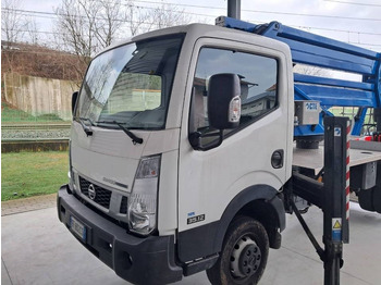 Camión con plataforma elevadora