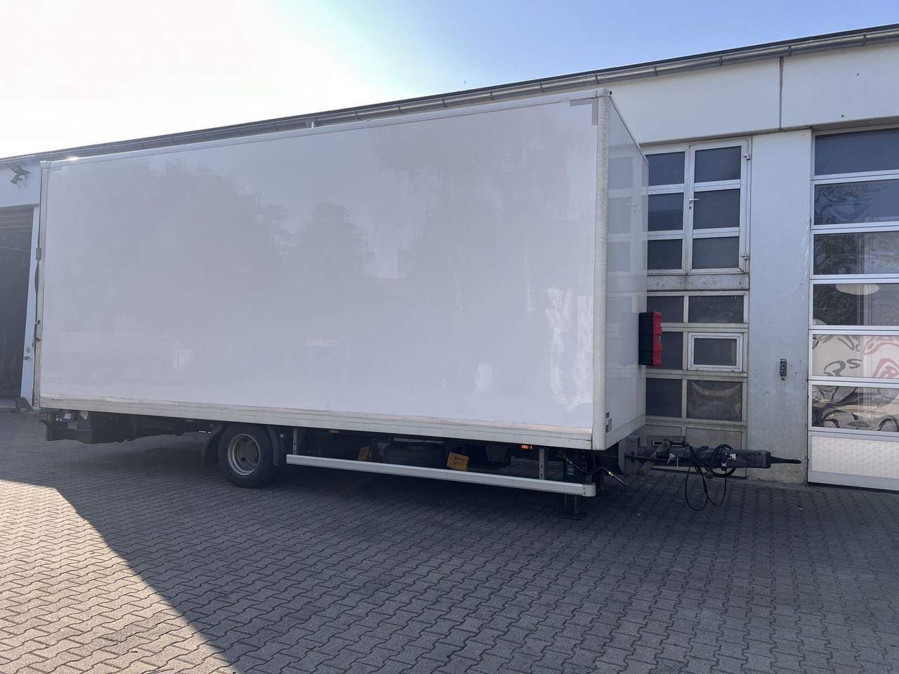 1 Achs Kofferanhänger, Ladebordwand - Remolque caja cerrada: foto 4 1 Achs Kofferanhänger, Ladebordwand - Remolque caja cerrada: foto 4