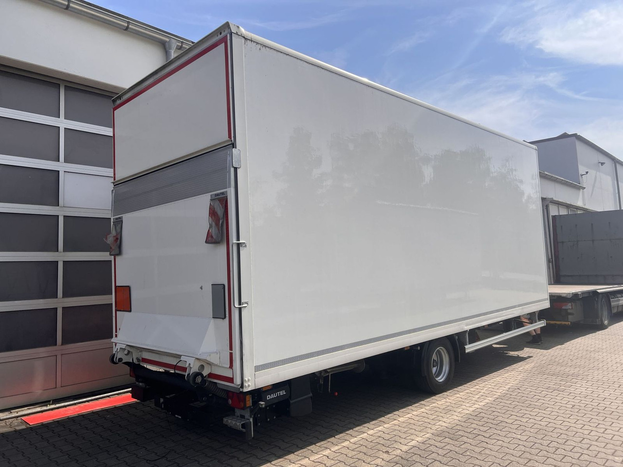Remolque caja cerrada Ackermann 1 Achs Kofferanhänger mit Ladebordwand 10,5 t G: foto 1