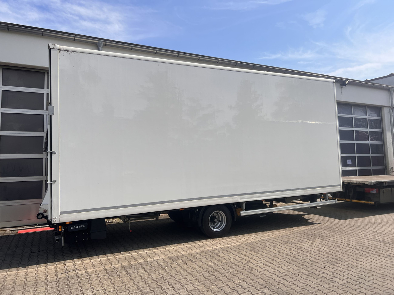 Ackermann Z-KA-F10.5/7,5 1 Achs Kofferanhänger mit Ladebordwand 10,5 t GG - Remolque caja cerrada: foto 5 Ackermann Z-KA-F10.5/7,5 1 Achs Kofferanhänger mit Ladebordwand 10,5 t GG - Remolque caja cerrada: foto 5