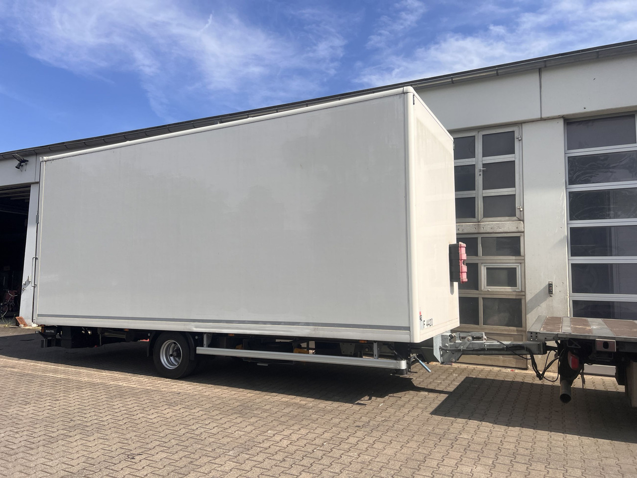 Ackermann Z-KA-F10.5/7,5 1 Achs Kofferanhänger mit Ladebordwand 10,5 t GG - Remolque caja cerrada: foto 3 Ackermann Z-KA-F10.5/7,5 1 Achs Kofferanhänger mit Ladebordwand 10,5 t GG - Remolque caja cerrada: foto 3