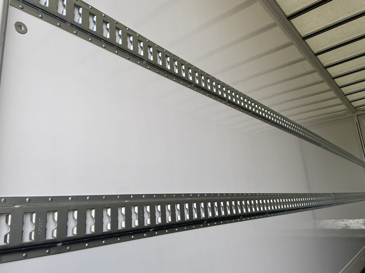 Möslein TKO 105 D 7m weiß Tandem- Koffer, Durchladbar, -- Neufahrzeug -- - Remolque caja cerrada: foto 5 Möslein TKO 105 D 7m weiß Tandem- Koffer, Durchladbar, -- Neufahrzeug -- - Remolque caja cerrada: foto 5