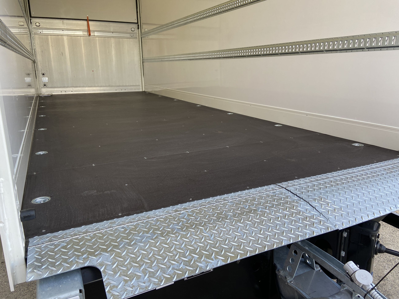 Remolque caja cerrada nuevo Möslein TKO105 D-L 6 m 10 t GG Tandem Koffer, Ladebordwand+ Durchladbar, 6,20 m: foto 6 Remolque caja cerrada nuevo Möslein TKO105 D-L 6 m 10 t GG Tandem Koffer, Ladebordwand+ Durchladbar, 6,20 m: foto 6