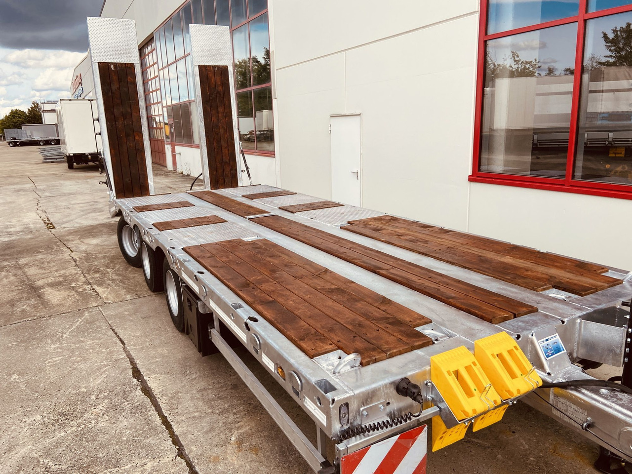 Möslein TT 34 Zugrohr Gerade 34 t GG Tridem- Tieflader 3 Achs, gelenktNeufahrzeug - Remolque góndola rebajadas: foto 2 Möslein TT 34 Zugrohr Gerade 34 t GG Tridem- Tieflader 3 Achs, gelenktNeufahrzeug - Remolque góndola rebajadas: foto 2