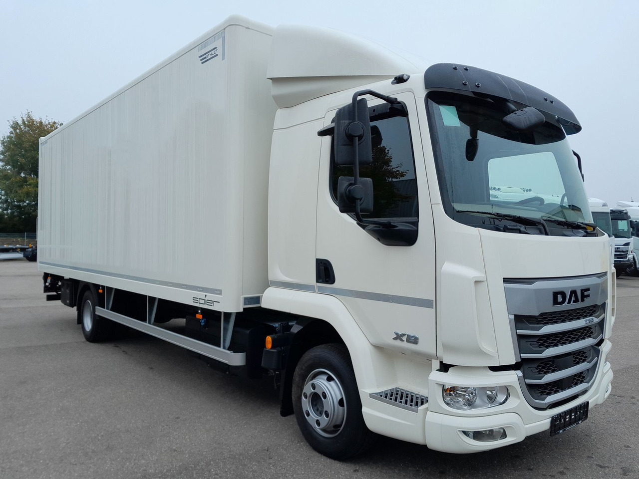 DAF FA XB 230 12t - Camión caja cerrada: foto 2 DAF FA XB 230 12t - Camión caja cerrada: foto 2