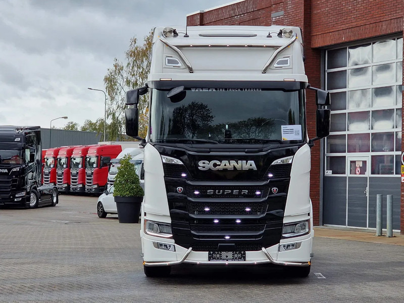 Scania R560 Highline 4x2 - Like new - Full spec - Facelift - Retarder - Night clima - Full air - Alloy wheels - Cabeza tractora: foto 2 Scania R560 Highline 4x2 - Like new - Full spec - Facelift - Retarder - Night clima - Full air - Alloy wheels - Cabeza tractora: foto 2