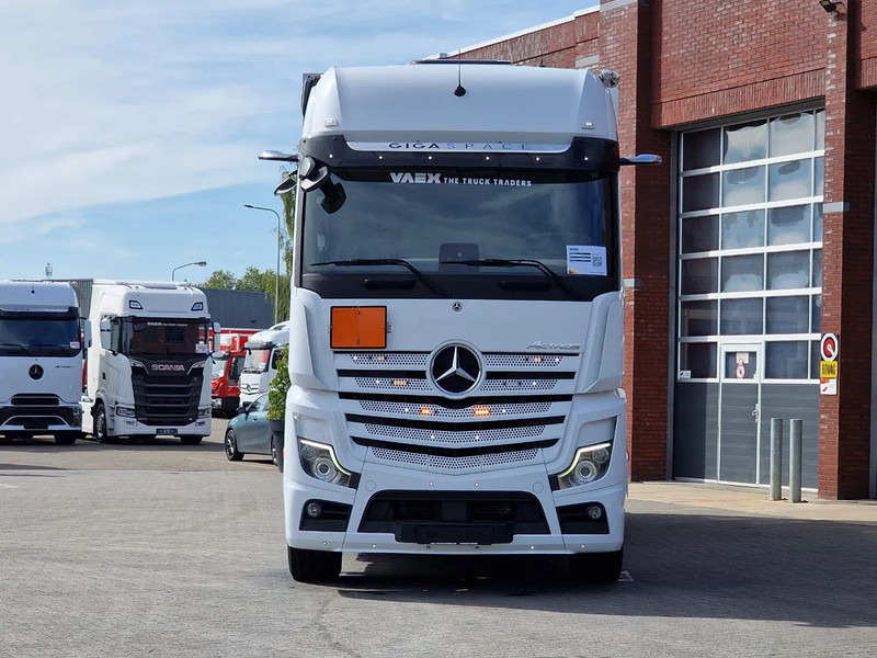 Mercedes-Benz Actros 2545 6x2*4 - Box with sidedoors - Loadlift - Steering axle - Full air - Camera - Camión caja cerrada: foto 2 Mercedes-Benz Actros 2545 6x2*4 - Box with sidedoors - Loadlift - Steering axle - Full air - Camera - Camión caja cerrada: foto 2
