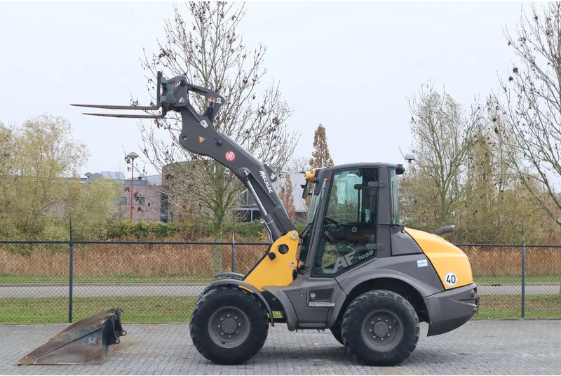 Mecalac AF 1050 | BUCKET | FORKS | HYDR. QUICK COUPLER - Cargadora de ruedas: foto 1 Mecalac AF 1050 | BUCKET | FORKS | HYDR. QUICK COUPLER - Cargadora de ruedas: foto 1