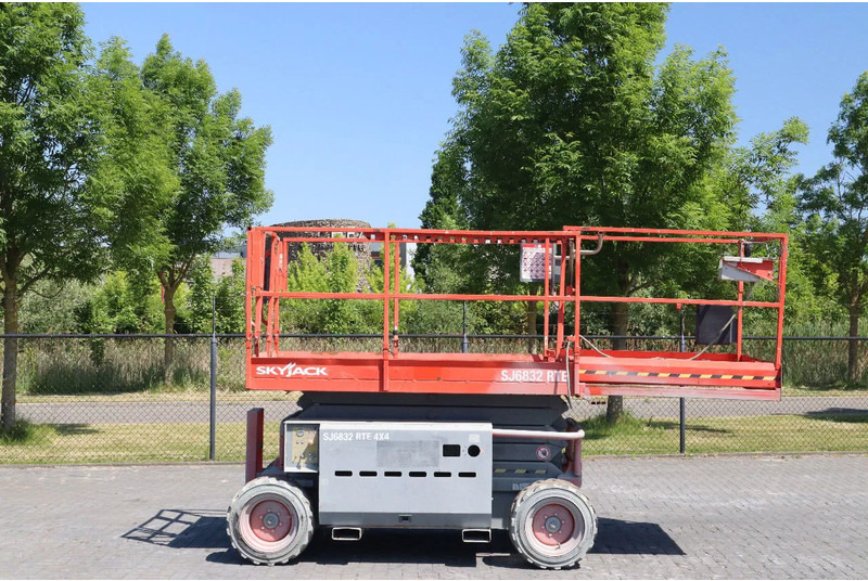 Skyjack SJ 6832 RTE | 12 METER | 454 KG - Plataforma de tijeras: foto 4 Skyjack SJ 6832 RTE | 12 METER | 454 KG - Plataforma de tijeras: foto 4