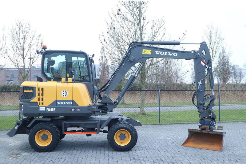 Volvo EW60E | DEMO | 30 KM/H | ROTOTILT + GRIPPER | BUCKET - Excavadora de ruedas: foto 4 Volvo EW60E | DEMO | 30 KM/H | ROTOTILT + GRIPPER | BUCKET - Excavadora de ruedas: foto 4