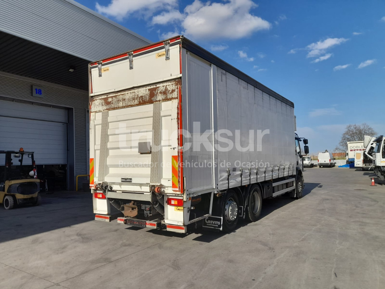 RENAULT D320.26 ejes 6x2*4 - Camión lona: foto 3 RENAULT D320.26 ejes 6x2*4 - Camión lona: foto 3