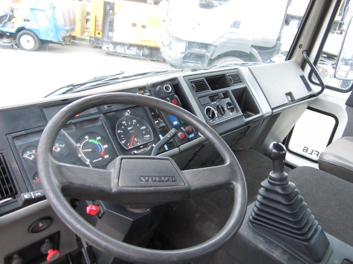 Foto del interior 1: Camión multibasculante Volvo FL6 19