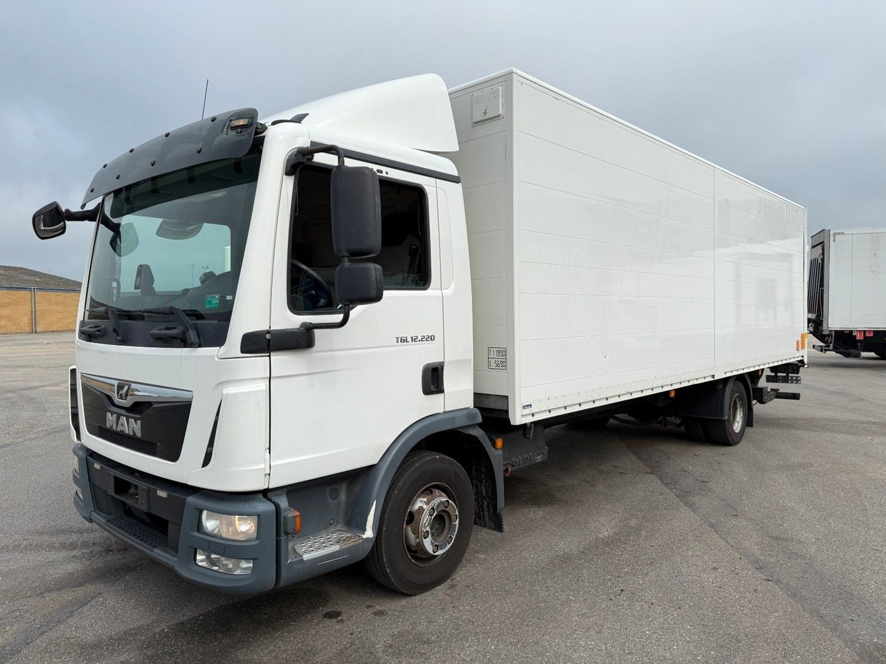 MAN TGL 12.220 4x2 Euro 6 Koffer - Camión caja cerrada: foto 1 MAN TGL 12.220 4x2 Euro 6 Koffer - Camión caja cerrada: foto 1