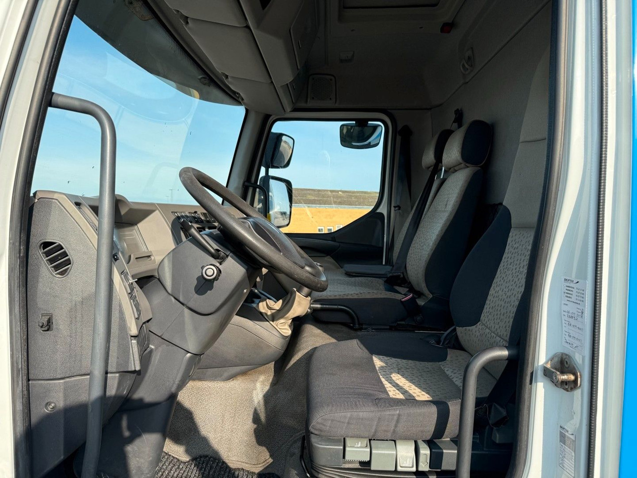 Renault Midlum 220 DXI 4x2 6.0 Box / Koffer - Camión caja cerrada: foto 5 Renault Midlum 220 DXI 4x2 6.0 Box / Koffer - Camión caja cerrada: foto 5