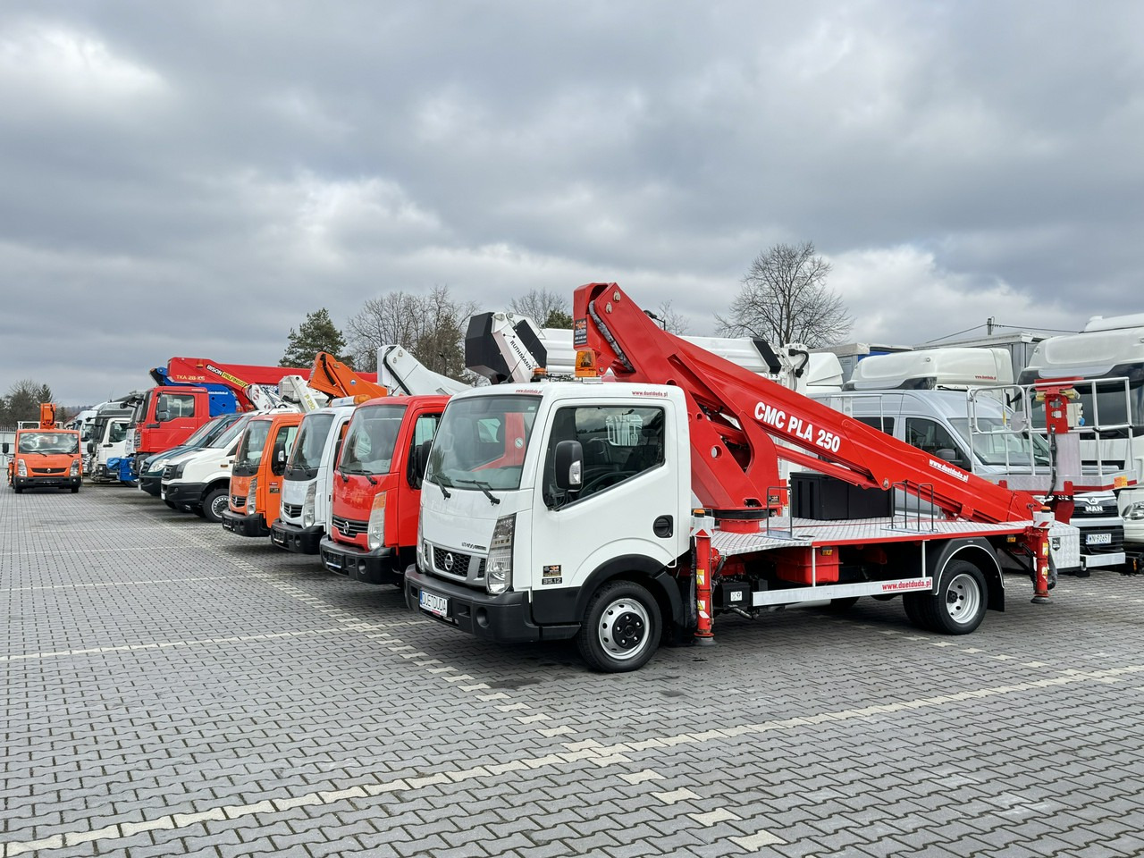 Nissan Cabstar - Camión con plataforma elevadora: foto 1 Nissan Cabstar - Camión con plataforma elevadora: foto 1