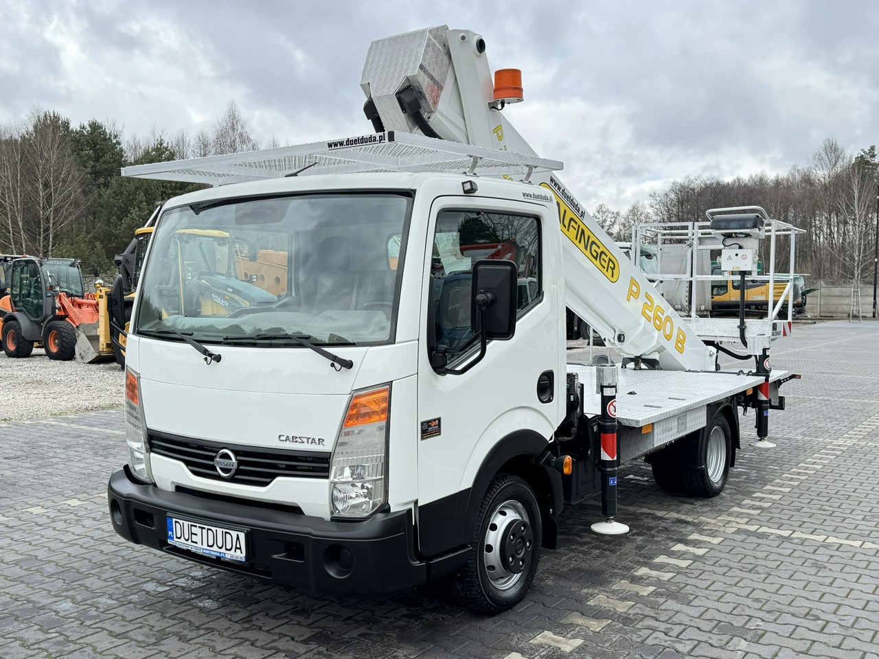 Nissan Cabstar - Camión con plataforma elevadora: foto 2 Nissan Cabstar - Camión con plataforma elevadora: foto 2