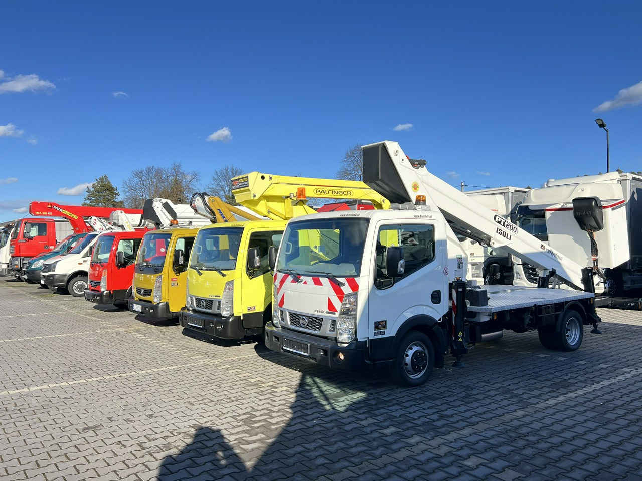 Nissan Cabstar - Camión con plataforma elevadora: foto 1 Nissan Cabstar - Camión con plataforma elevadora: foto 1