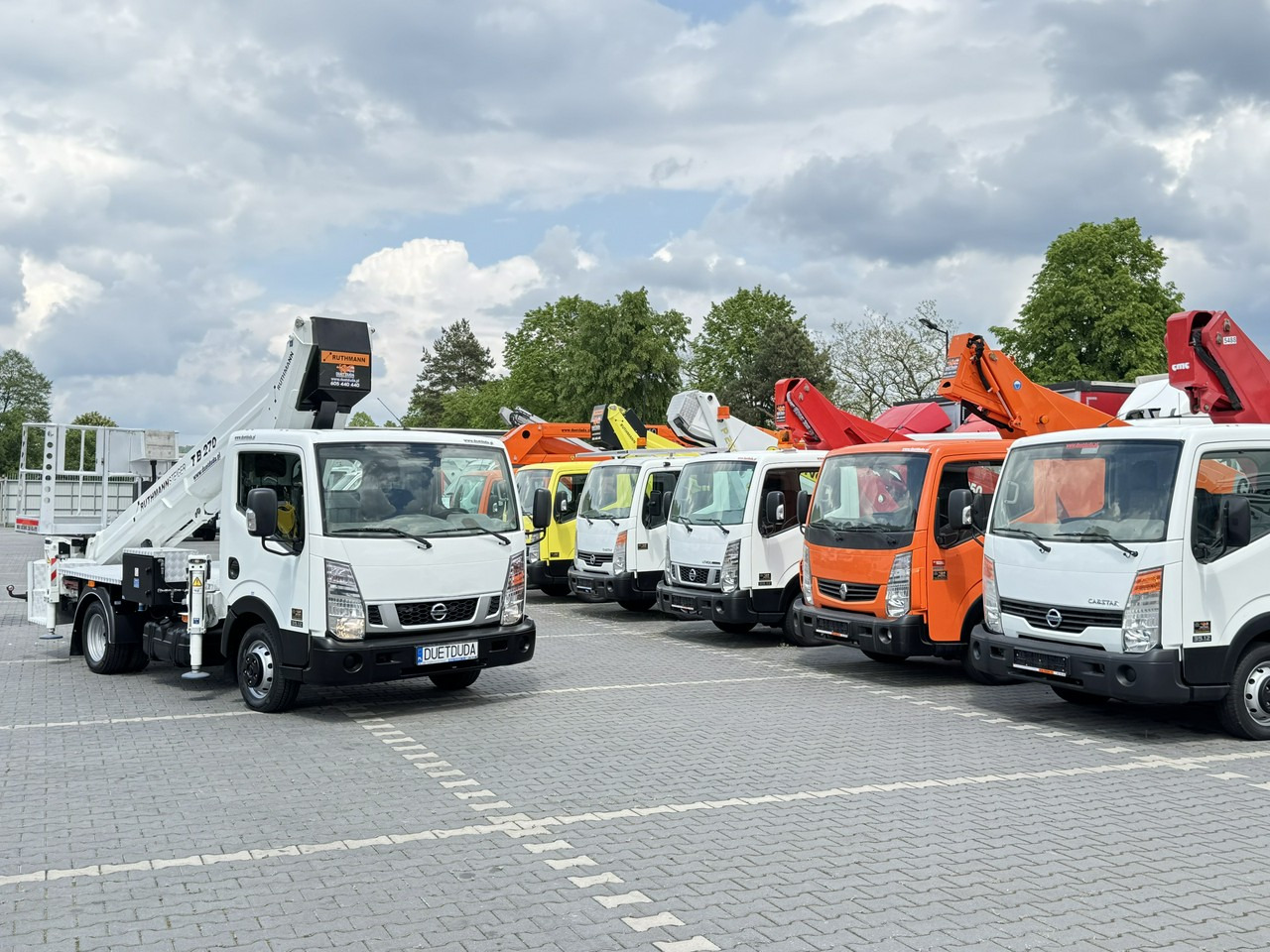 Nissan Cabstar - Camión con plataforma elevadora: foto 1 Nissan Cabstar - Camión con plataforma elevadora: foto 1