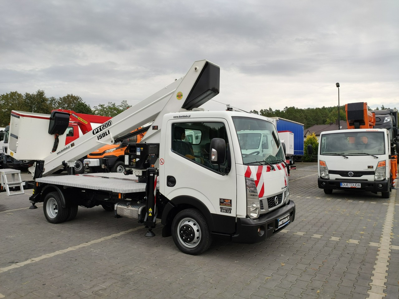 Nissan Cabstar - Camión con plataforma elevadora: foto 2 Nissan Cabstar - Camión con plataforma elevadora: foto 2