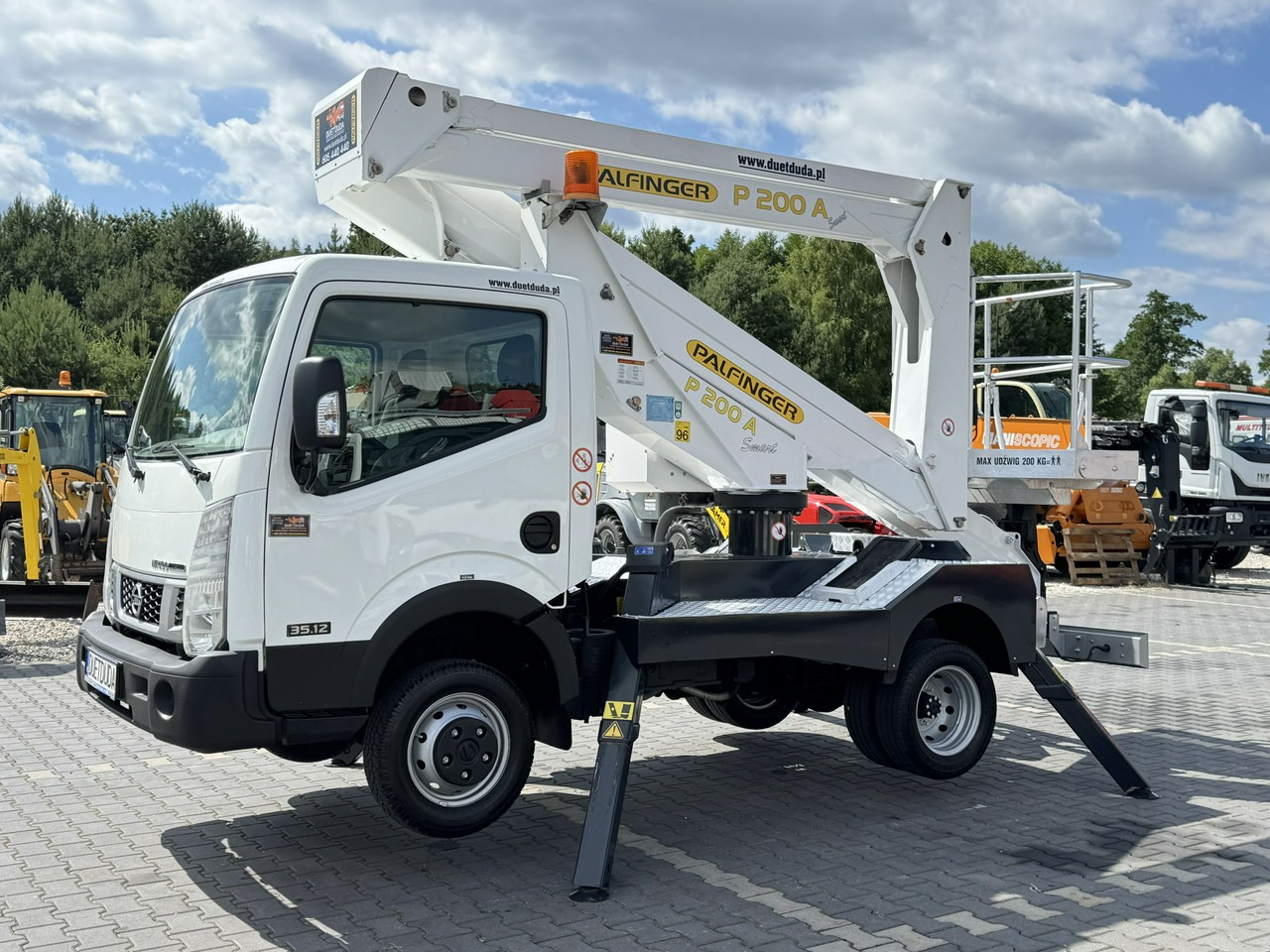 Nissan Cabstar - Camión con plataforma elevadora: foto 2 Nissan Cabstar - Camión con plataforma elevadora: foto 2