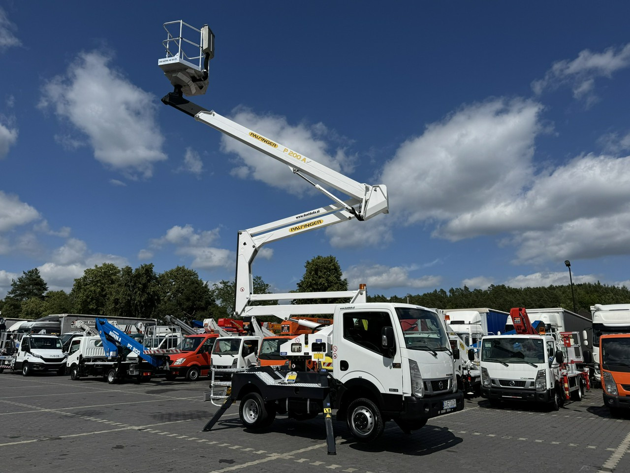 Nissan Cabstar - Camión con plataforma elevadora: foto 1 Nissan Cabstar - Camión con plataforma elevadora: foto 1