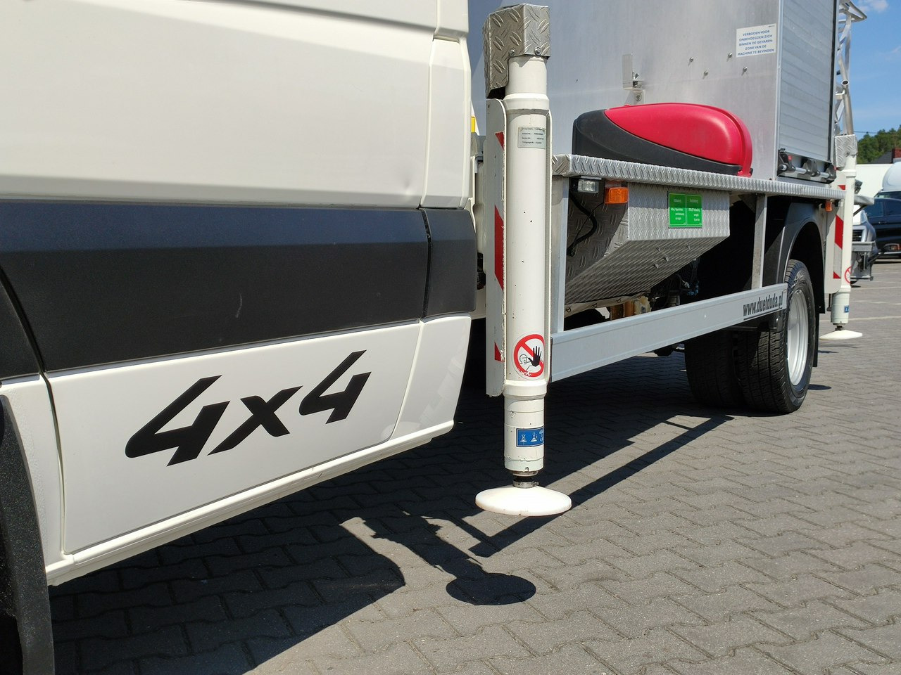 Volkswagen Crafter - Camión con plataforma elevadora: foto 3 Volkswagen Crafter - Camión con plataforma elevadora: foto 3