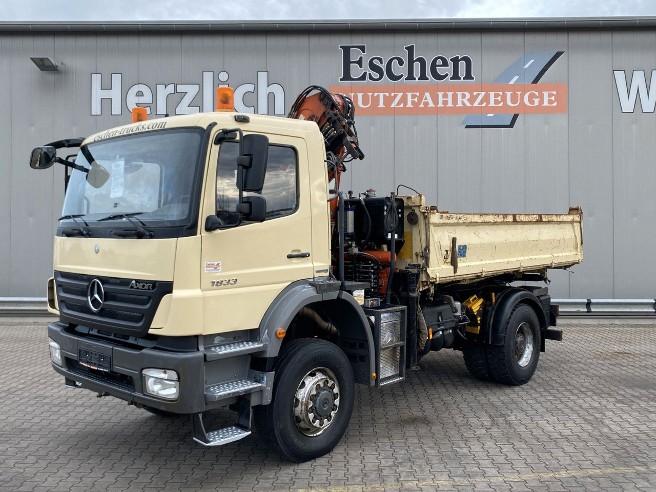 Mercedes-Benz 1833 4x4 Axor | Atlas 105.2-A2*Funk*AHK*3 Sitze - Camión volquete, Camión grúa: foto 2 Mercedes-Benz 1833 4x4 Axor | Atlas 105.2-A2*Funk*AHK*3 Sitze - Camión volquete, Camión grúa: foto 2