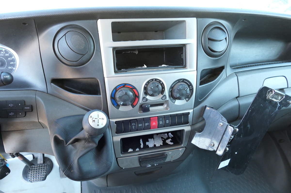Furgoneta caja cerrada IVECO Daily 35 S11 C30C AUTOMATIK KAMERA MAXI Regale D: foto 11 Furgoneta caja cerrada IVECO Daily 35 S11 C30C AUTOMATIK KAMERA MAXI Regale D: foto 11